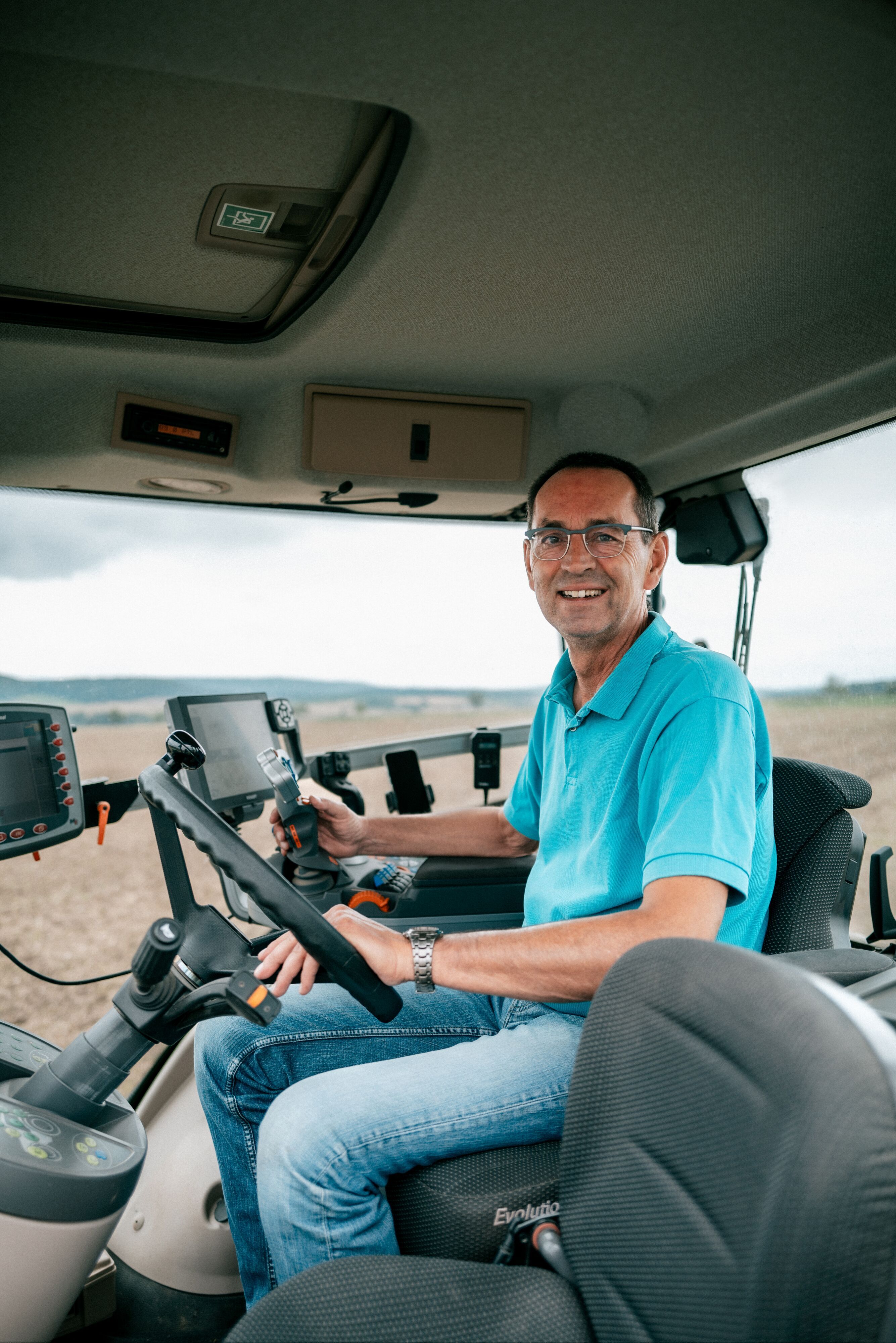 Landwirt Heinrich Klingelhoefer am Steuer seines Treckers