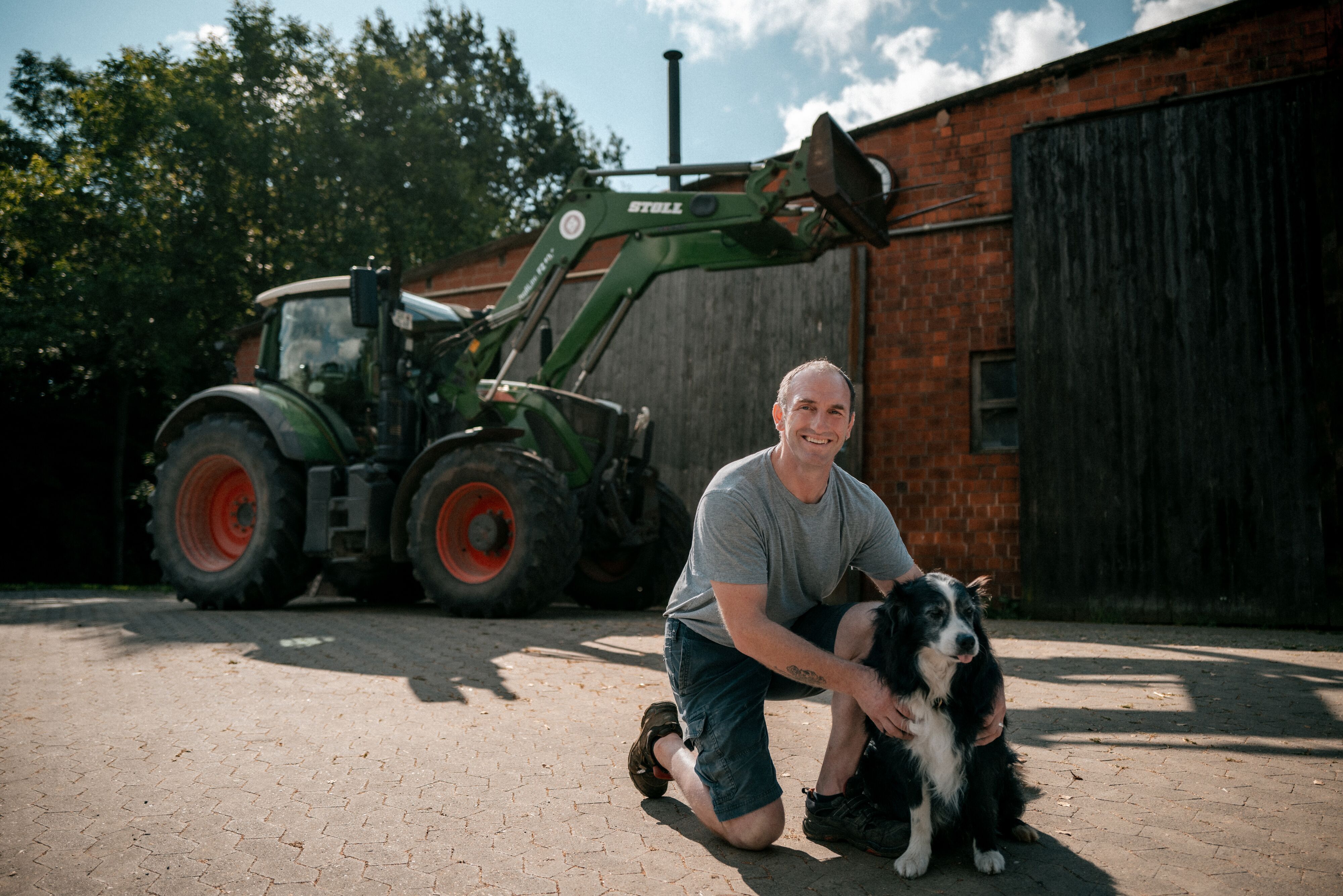Landwirt Mario Lockemann mit Hund vor Traktor