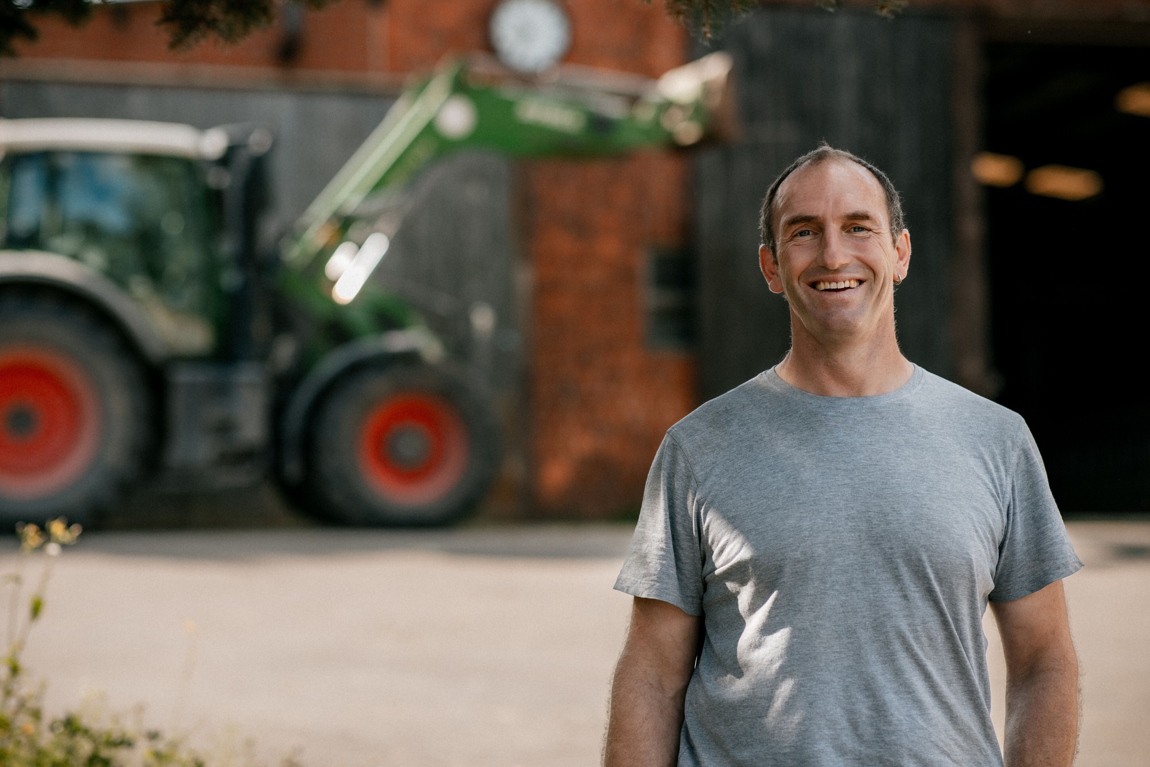 Landwirt Mario Lockemann mit einem Traktor im Hintergrund