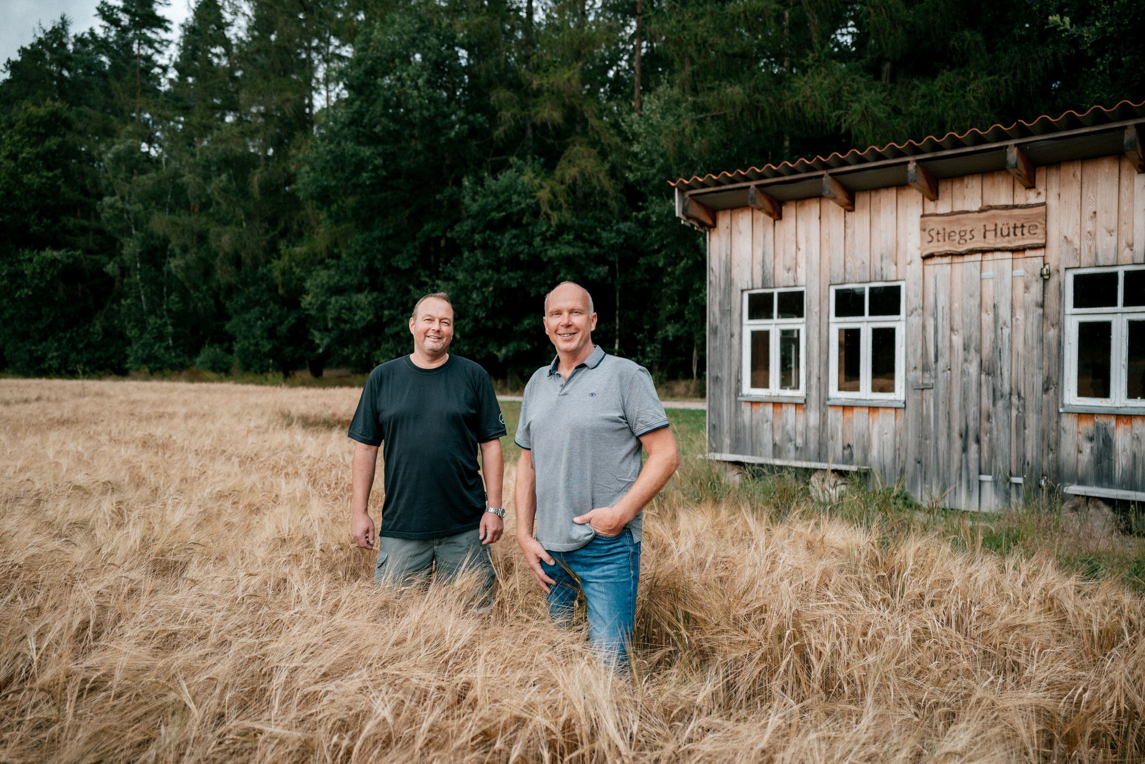 Landwirt Armin Eggert mit einem Kollege vor einer Hütte
