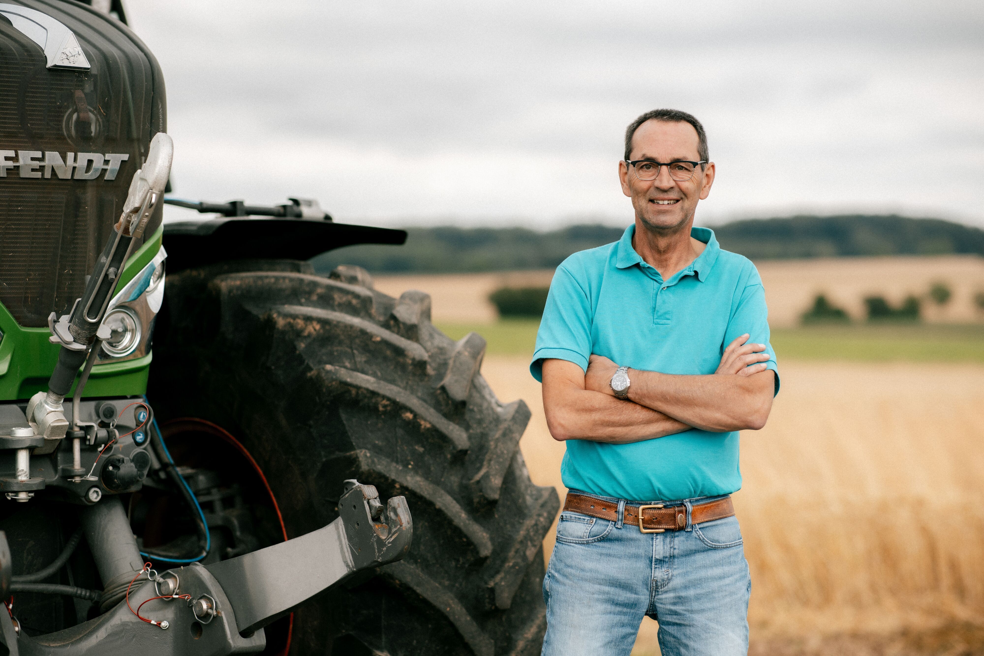 Landwirt Heinrich Klingelhoefer neben seinem Trecker