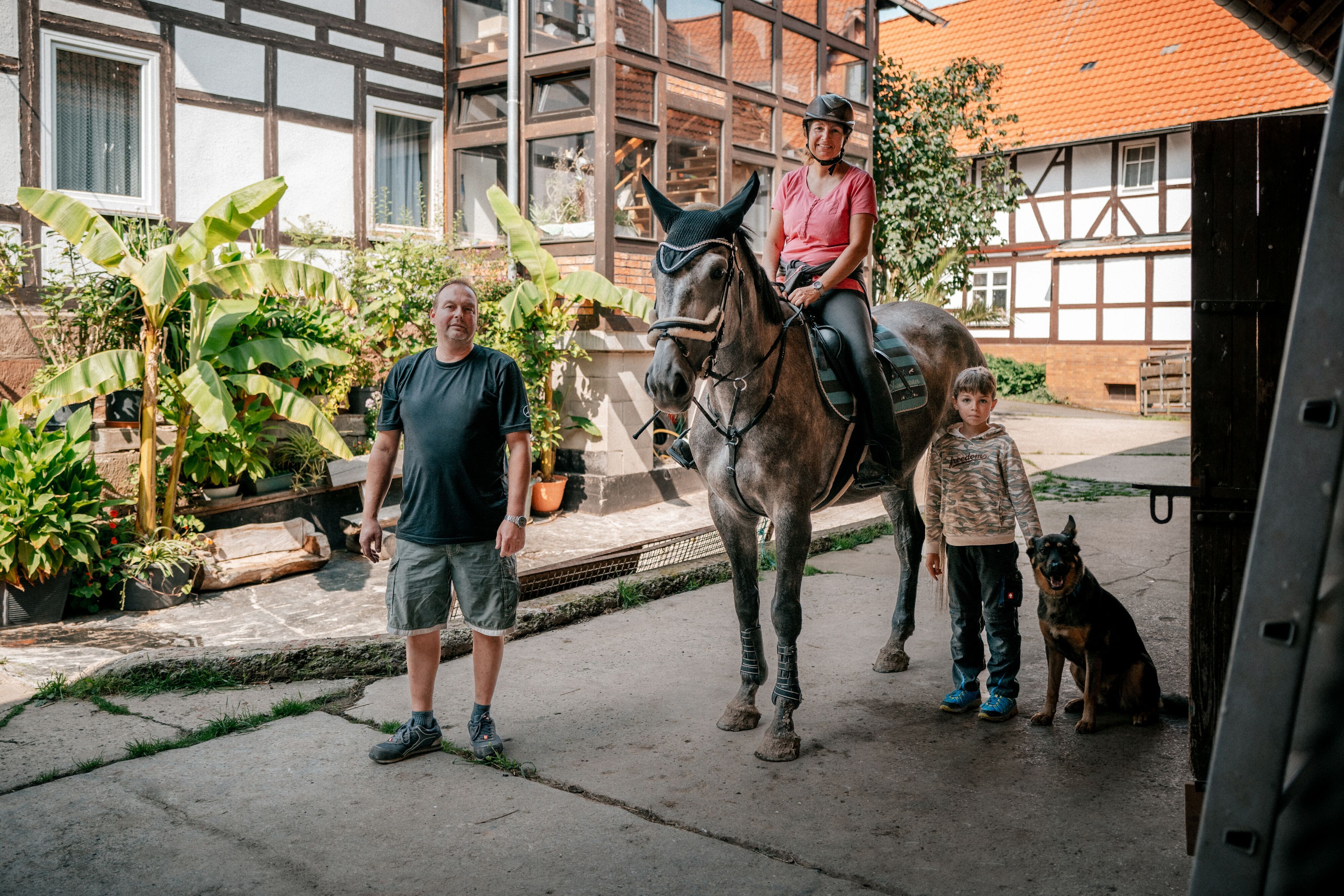 Landwirt Armin Eggert mit Tieren und Familie