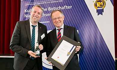 Marketingleiter Ingo Schrader (links), Ministerpräsident Stephan Weil. Foto: Euromediahouse/Einbecker Brauhaus AG