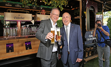 Bier an der Bockbierkutsche: Stephan Weil (l.) und Lothar Gauß. Foto: Yorck Maecke/Landesvertretung Niedersachsen