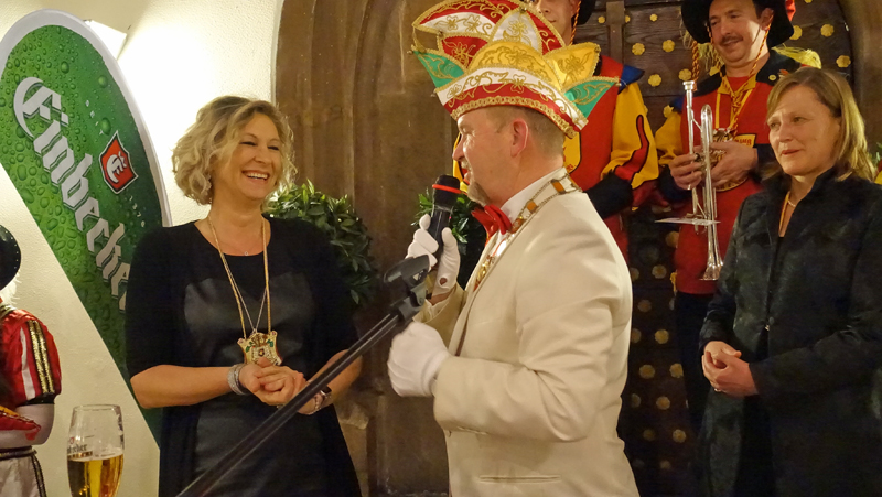 Freude über den von Präsident Albert Eggers überreichten Bierorden bei Claudia Jung. Rechts Laudatorin Bürgermeisterin Dr. Sabine Michalek.