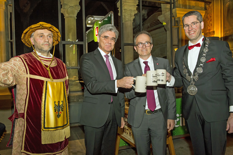 Prost, Einbecker! Goslars OB Dr. Oliver Junk, Brauhaus-Vorstand Martin Deutsch und Siemens-Chef Joe Kaeser (v.r.) nach dem Pancket-Anstich. Foto: Stadt Goslar